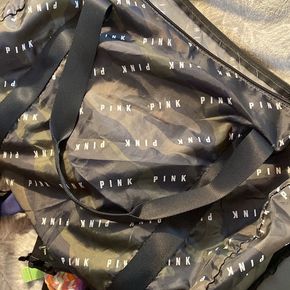 Victoria’s Secret PINK packable duffle bag camo print - Picture 6 of 6